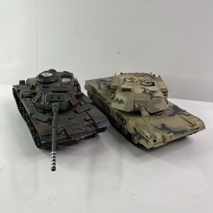 Lot Of 2 2003 Unimax Toys Diecast & Plastic US ARMY A24 & M6O Battle Tanks